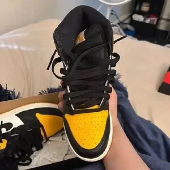 Nike Air Jordan Retro High OG yellow taxis men 7.5 black 555088-711 - Picture 2 of 7